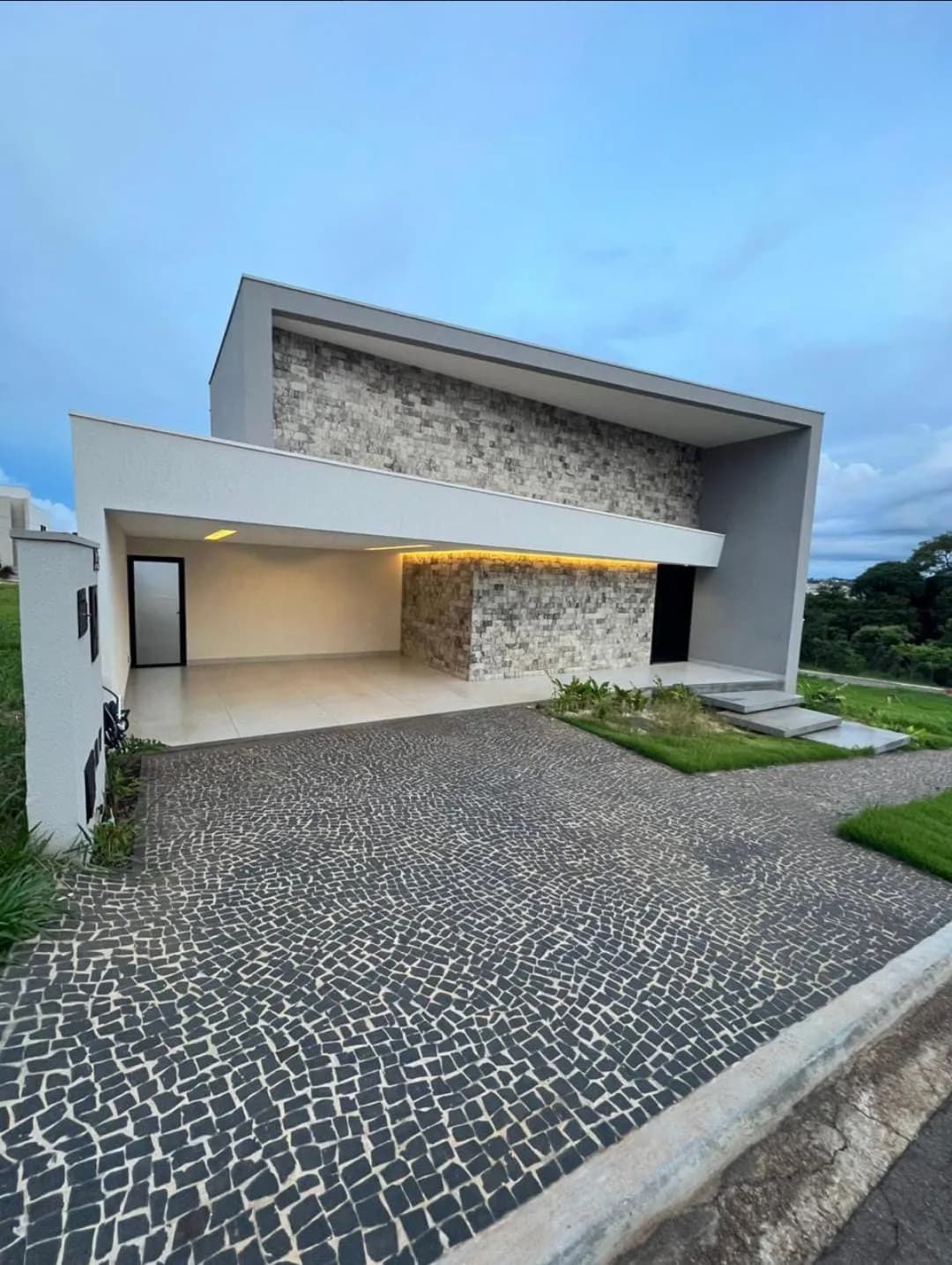 CASA 3 SUÍTES COM SUÍTE MASTER E CLOSET NO CONDOMÍNIO GRAND TRIANON — foto 1