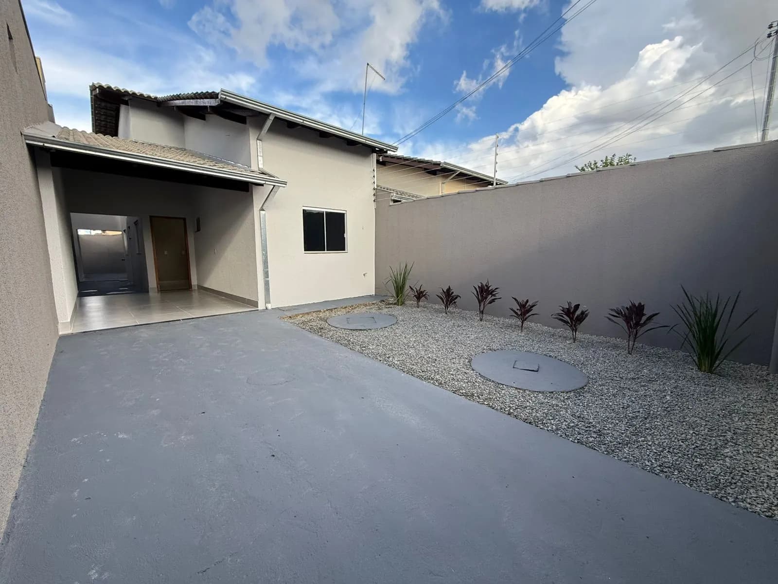CASA 2 QUARTOS COM UMA SUITE NO DOM FELIPE — foto 1